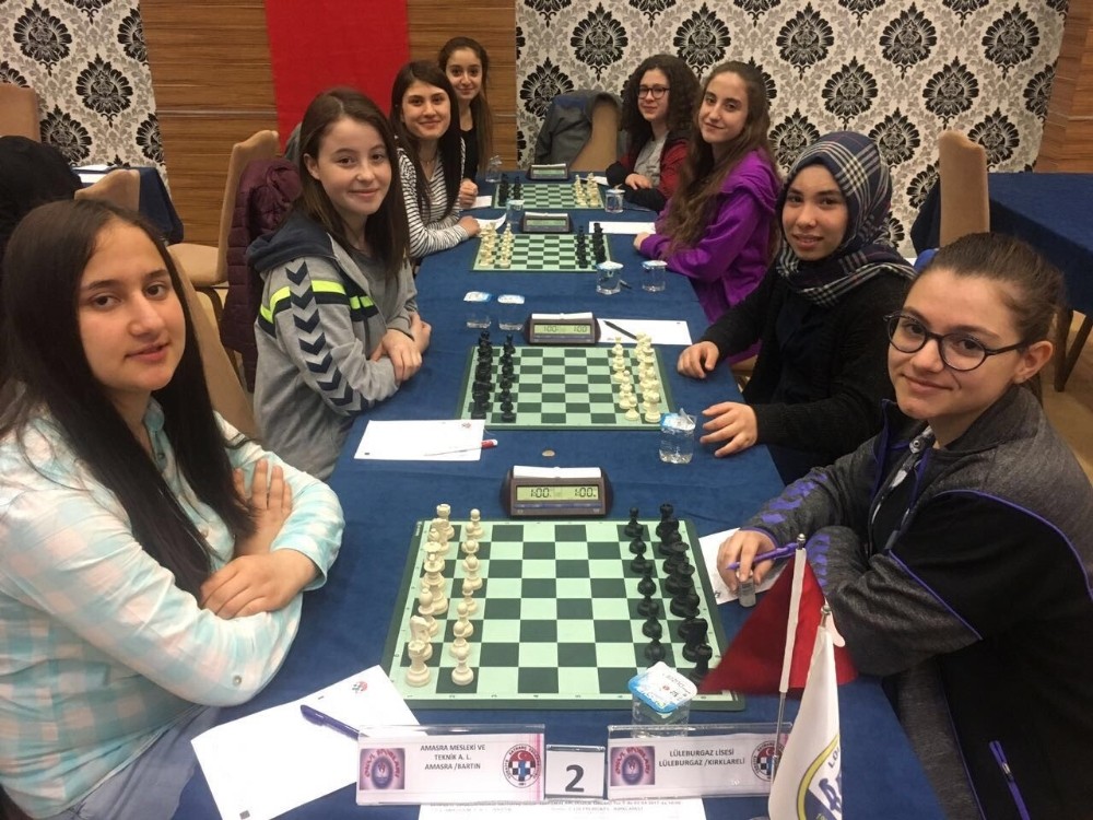 Lüleburgaz Lisesi Kız Satranç Takımı Türkiye Satranç Şampiyonası’na hazırlanıyor