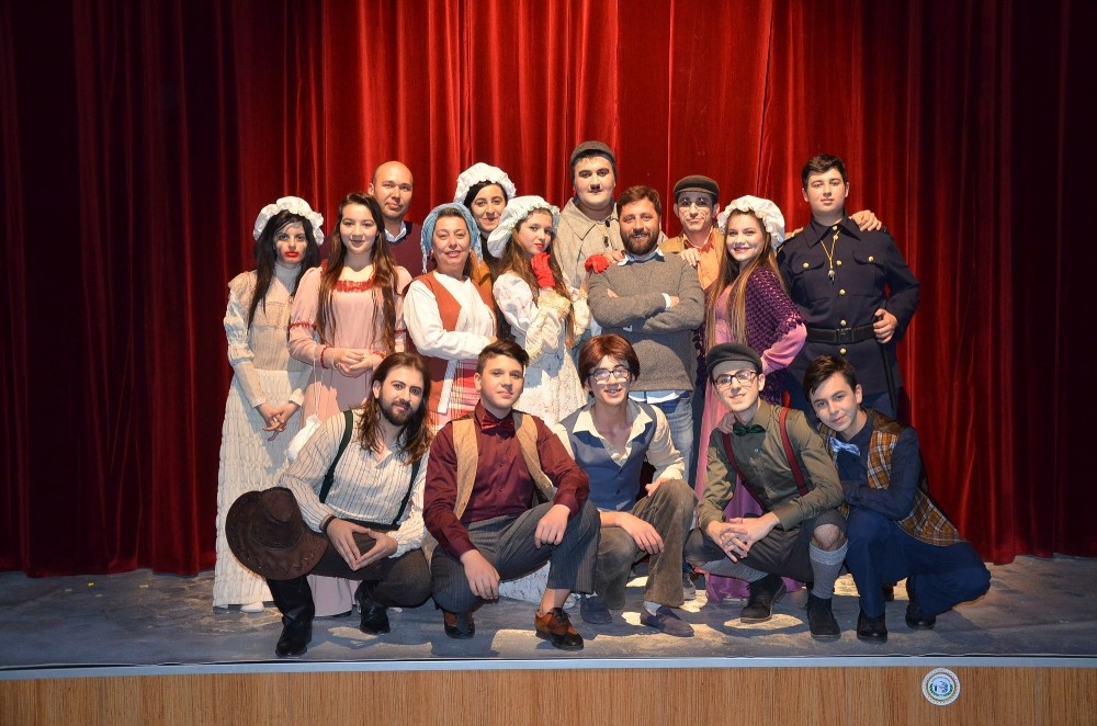 Bozüyük Belediyesi Tiyatro Topluluğu’nun sahnelediği “Kulaktan Kulağa” adlı oyunu bin 600 kişi izledi