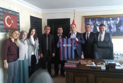 Trabzonlu öğretmenler Kaymakam Şener’e forma hediye etti