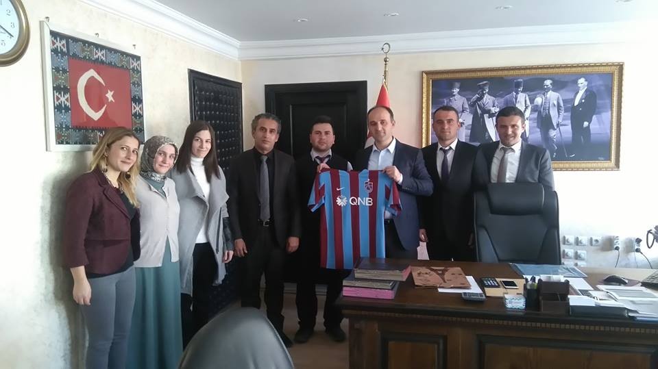 Trabzonlu öğretmenler Kaymakam Şener’e forma hediye etti