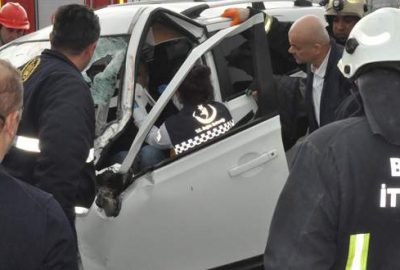 Karayolları aracına çarpan doktorlar otomobilde sıkıştı