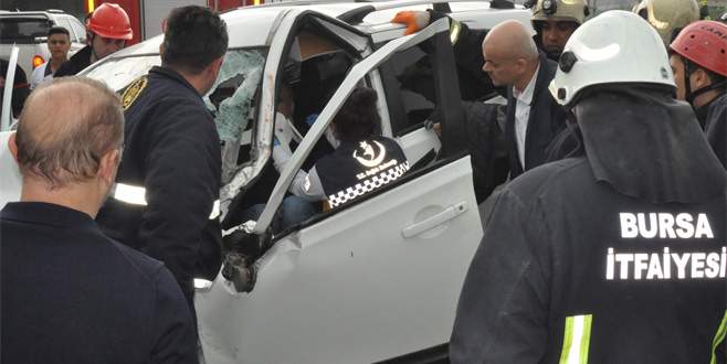 Karayolları aracına çarpan doktorlar otomobilde sıkıştı
