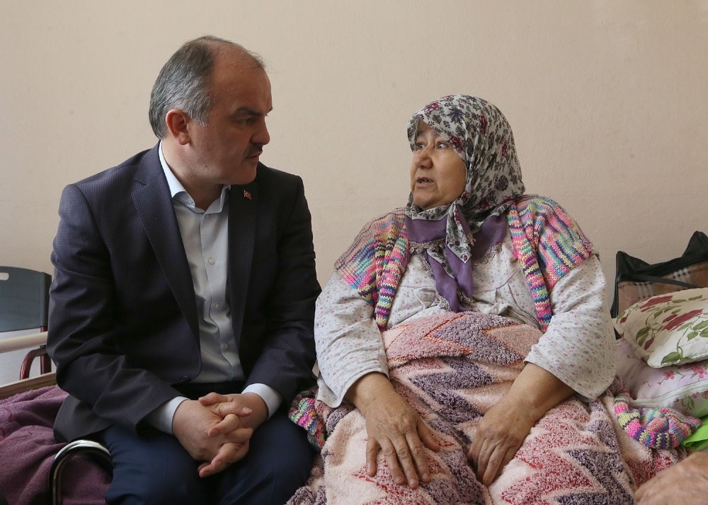 Başkan Gürlesin, Gülümser Yabaş’ın yüzünü güldürdü