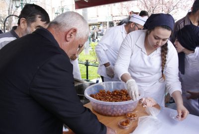 Cuma namazı sonrası polis teşkilatından vatandaşlara lokma ikramı