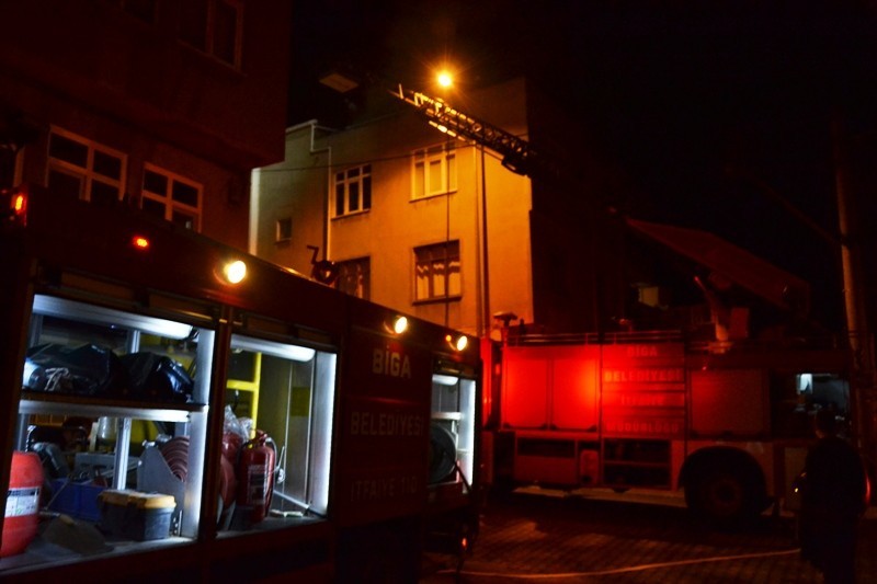 Biga’da bir evin çatısı yandı Biga’da bir evin çatısı yandı