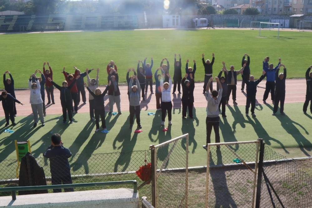 Akhisarlılar doğru ellerden egzersiz hareketlerini öğrendi Akhisarlılar doğru ellerden egzersiz hareketlerini öğrendi