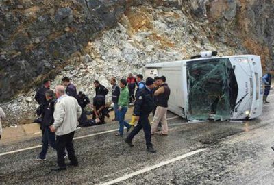 Çevik Kuvvet otobüsü devrildi