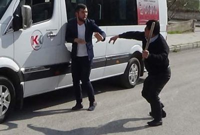 Otomobiliyle kaza yapan oğlunu sopayla kovaladı