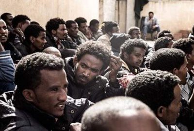 Köle pazarında satılıyorlar