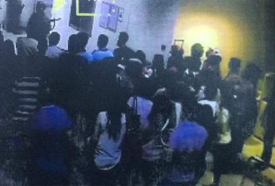 Şüpheli yarbay rehinelere darbe bildirisini okumuş