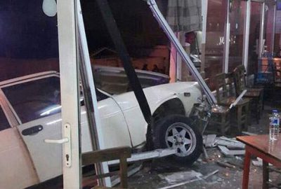 Otomobil kahvehaneye girdi: 7 yaralı