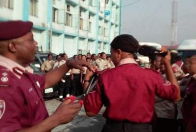 Kadın polislerin saçlarını kesti