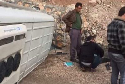 Öğrenci servisi devrildi: 16 yaralı