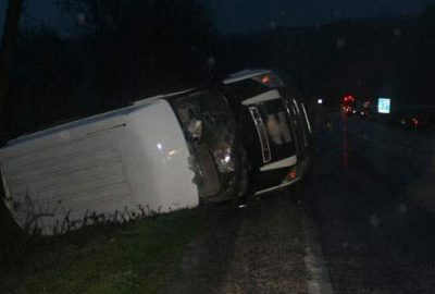 Minibüs ile otomobil çarpıştı: 9 yaralı