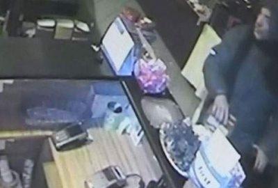 Bahşiş kutusunu çalarken kameralara böyle yakalandı