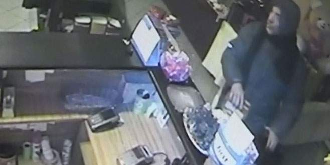 Bahşiş kutusunu çalarken kameralara böyle yakalandı