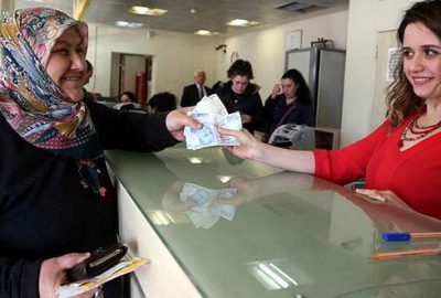 Büyükanneler maaşlarını almaya başladı