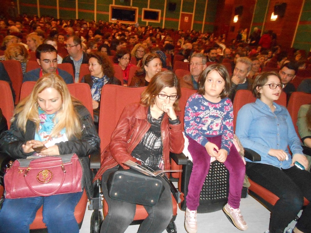 Sui Generis Tiyatro Topluluğu, ’’Şenlik Çıkmazı’’ adlı oyunu sahneledi