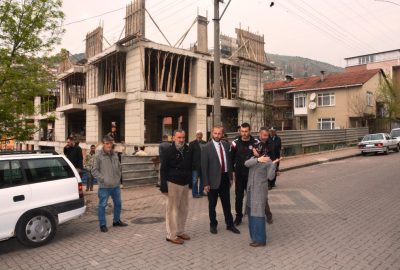 İzmit Belediyesi mahalle inceleme gezileri devam ediyor