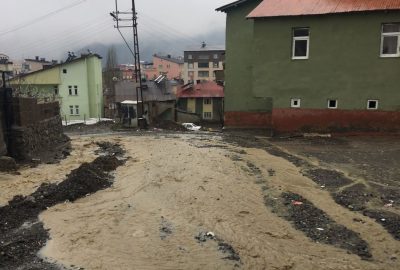 Yağışlar yolları tahrip etti