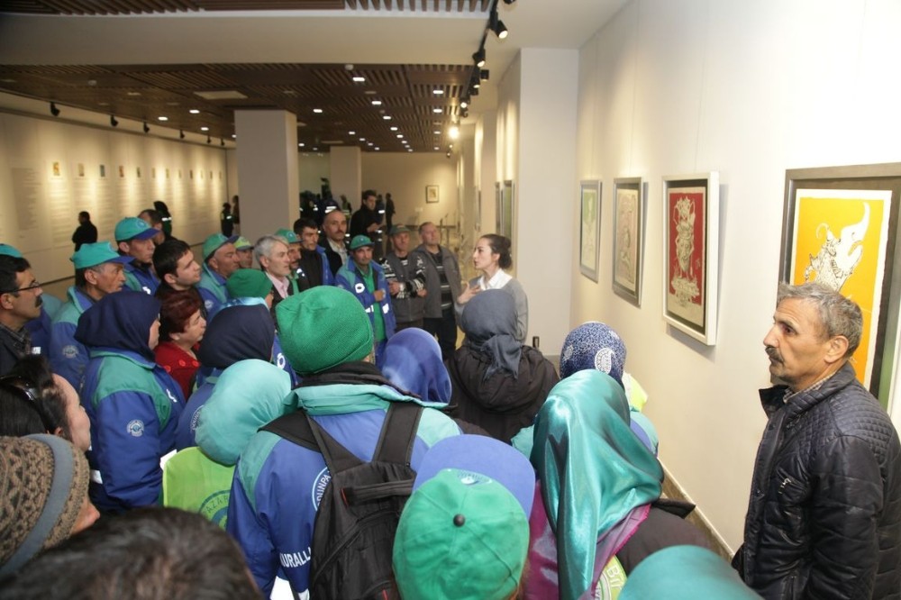 İşçiler Dali Sergisini gezdi