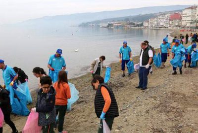 Öğrenciler sahilleri temizledi