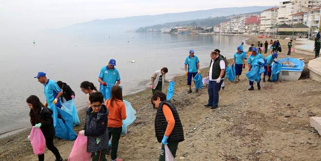 Öğrenciler sahilleri temizledi