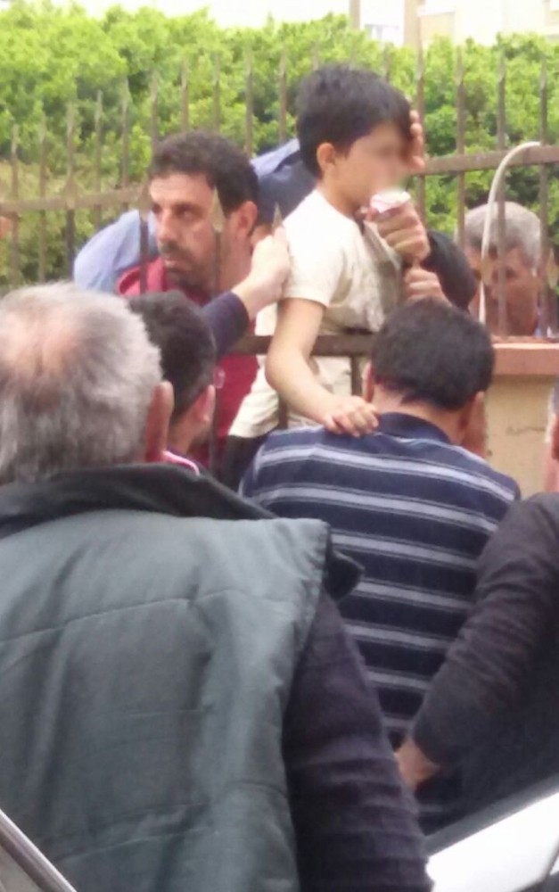 Çocuğun göğsüne demir parmaklık saplandı