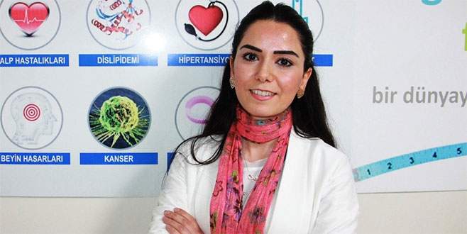 Kuşburnu ile tansiyon dengelenebilir Diyetisyen Dilan Tarhan, tansiyon hastalarının limon yerine kuşburnu tüketerek tansiyonu