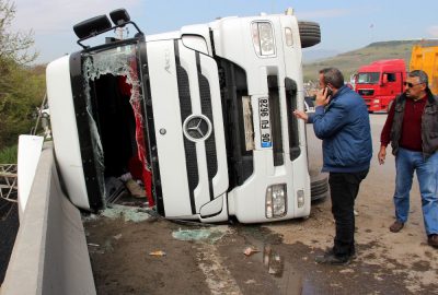 Asfalt yüklü tır devrildi: 2 yaralı