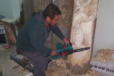 Ağacı, kesim motoruyla sanata dönüştürüyor