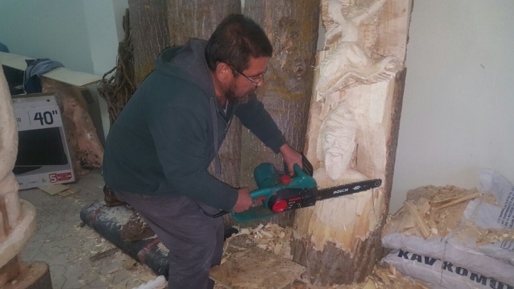 Ağacı, kesim motoruyla sanata dönüştürüyor