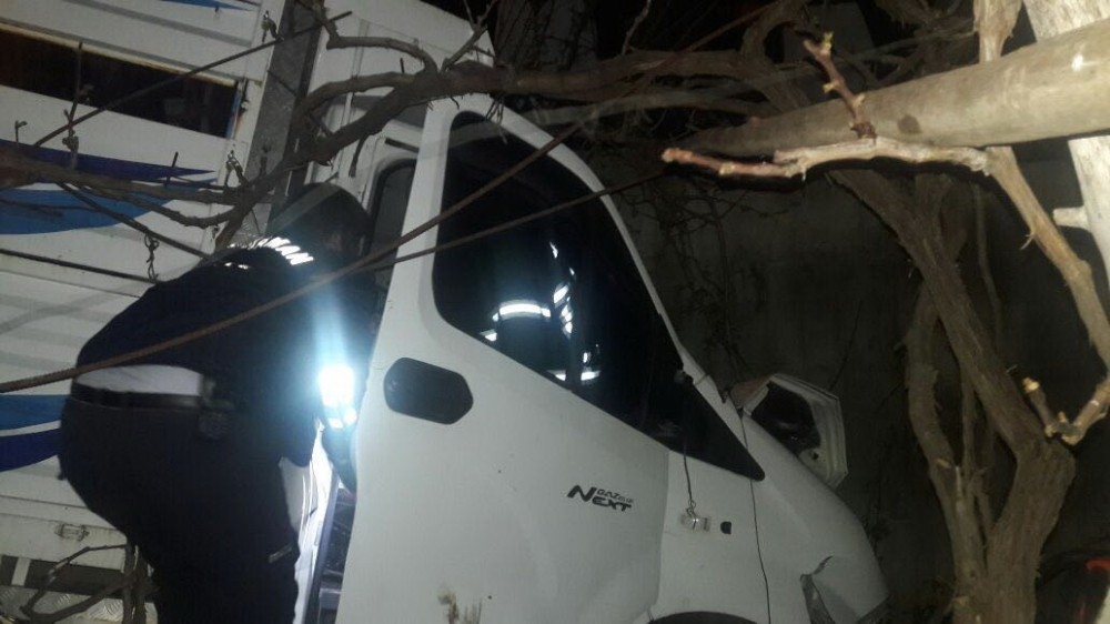 Kamyonet şarampole yuvarlandı