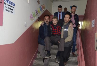 Yaşlı adam oy kullanacağı okula kucakta taşındı