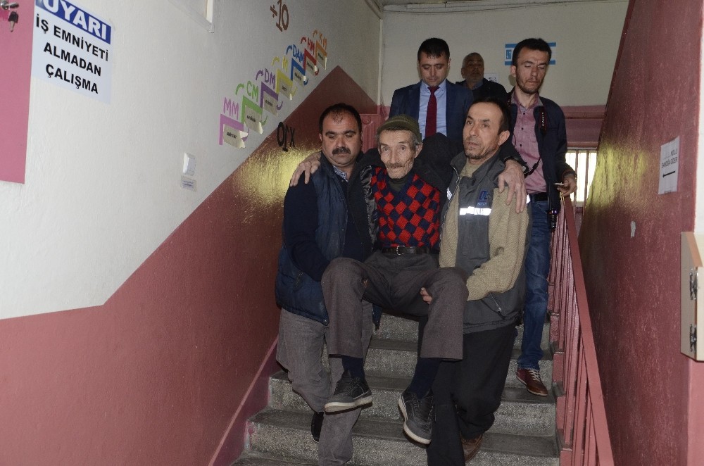 Yaşlı adam oy kullanacağı okula kucakta taşındı