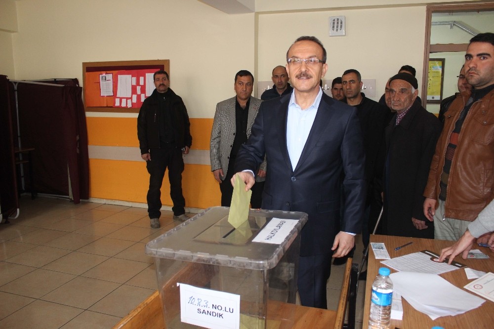 Vali Yavuz ve Başkan Asya oyunu kullandı