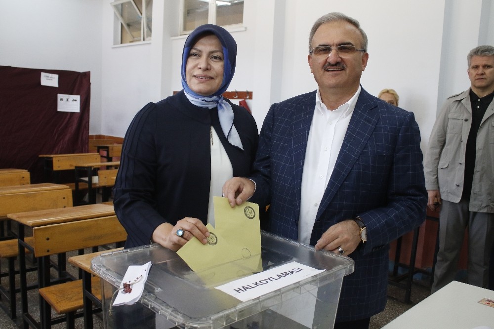 Antalya Valisi Münir Karaloğlu eşiyle birlikte oyunu kullandı