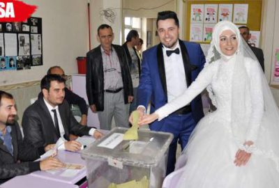 Gelin ve damat sandık başında