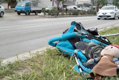 Bursa’da otomobilin çarptığı direk yayaların üzerine devrildi