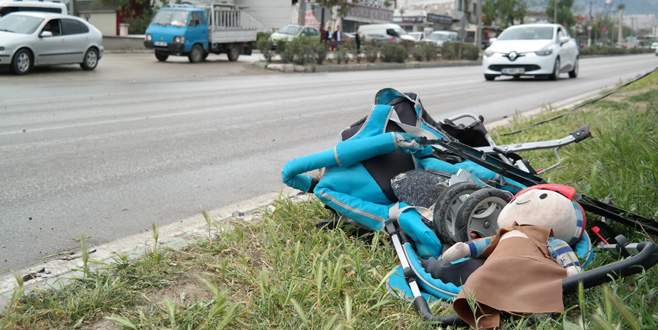 Bursa’da otomobilin çarptığı direk yayaların üzerine devrildi