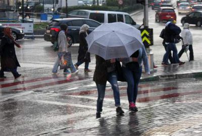 Bursa’da fırtınaya karşı şemsiyeli mücadele