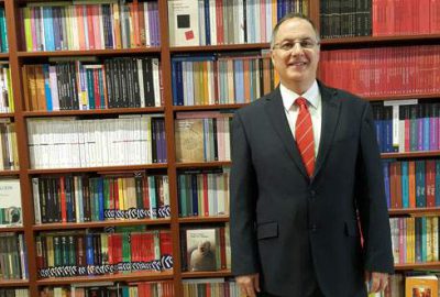 İngiltere Kraliçesi'den ödüllü yeminli mütercim tercüman Yılmaz Düzen, mesleğinin