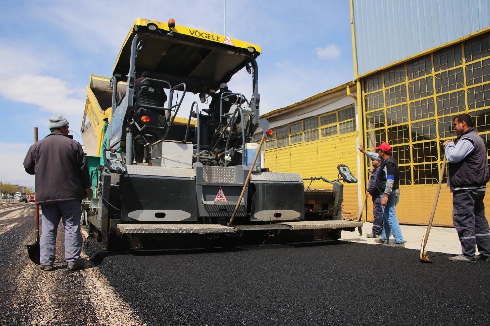 Karaman Belediyesi Sanayi Sitesini asfaltlıyor