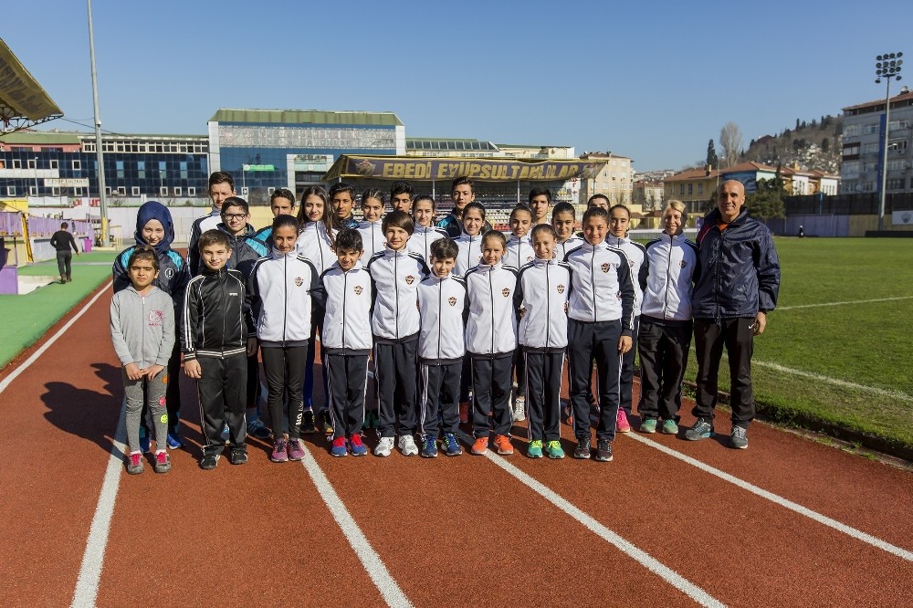 Eyüp’ün genç atletleri başarıya doymuyor