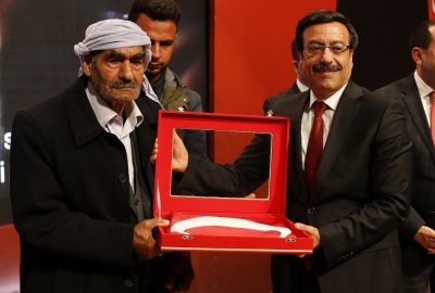 Başkan Atilla’dan şehit babasına Türk bayrağı