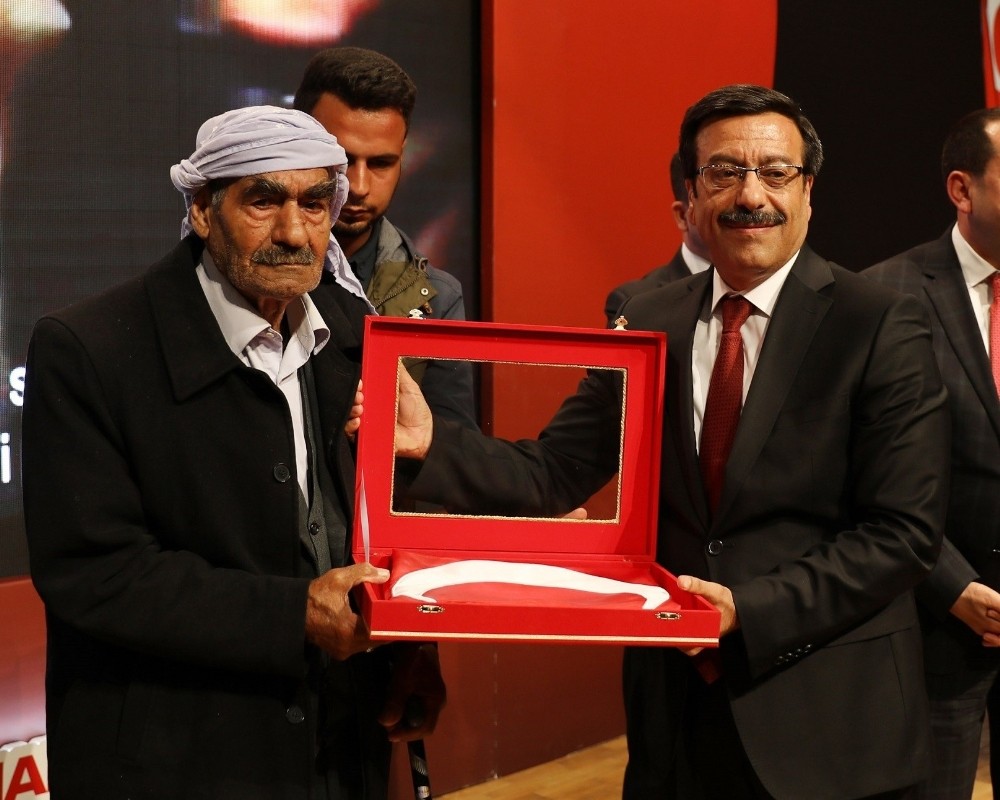 Başkan Atilla’dan şehit babasına Türk bayrağı