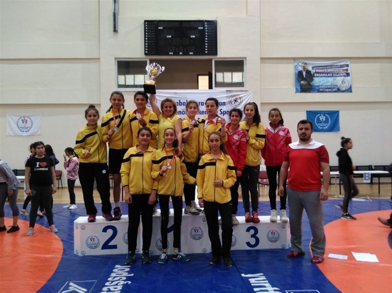 Turhal Güreşseverler Kulübü güreş şampiyonasında Türkiye ikincisi oldu Turhal Güreşseverler Kulübü güreş şampiyonasında Türkiye ikincisi oldu