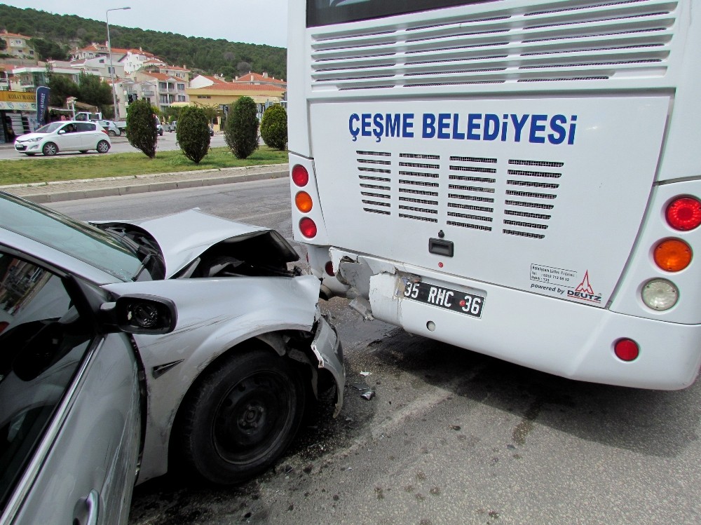 Öğrencileri bekleyen otobüse otomobil arkadan çarptı: 3 yaralı