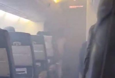 İçi dumanla dolan uçak acil iniş yaptı