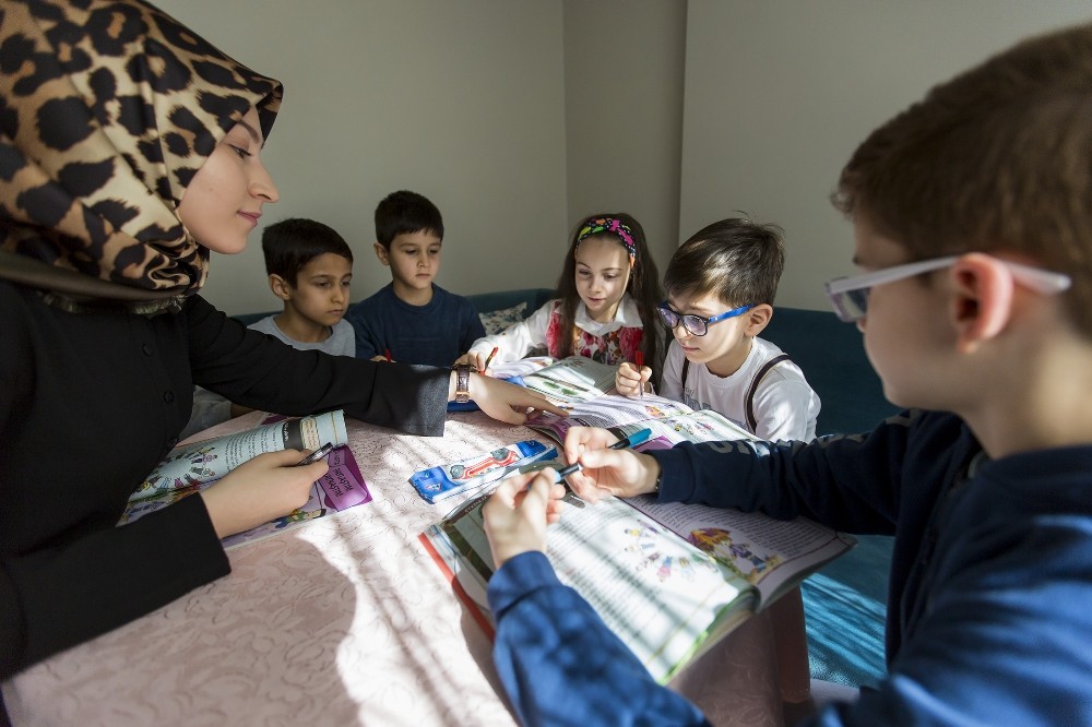 Eyüplü çocuklar Evde Değerler Eğitimi’yle sosyalleşiyor Eyüplü çocuklar Evde Değerler Eğitimi’yle sosyalleşiyor